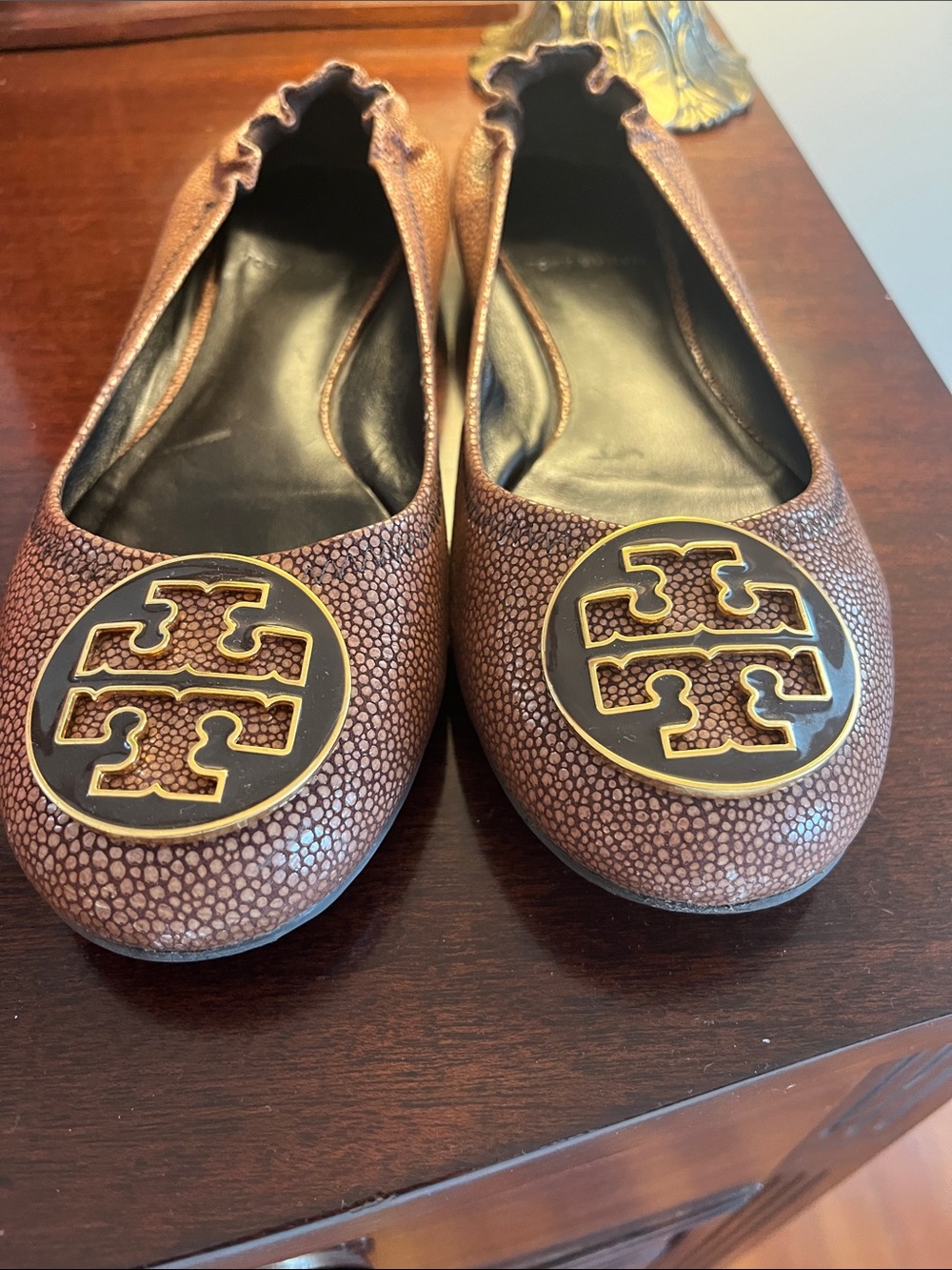 Tory Burch Brown Pebbled Leather Logo Ballet Flats - Picture 7 of 8